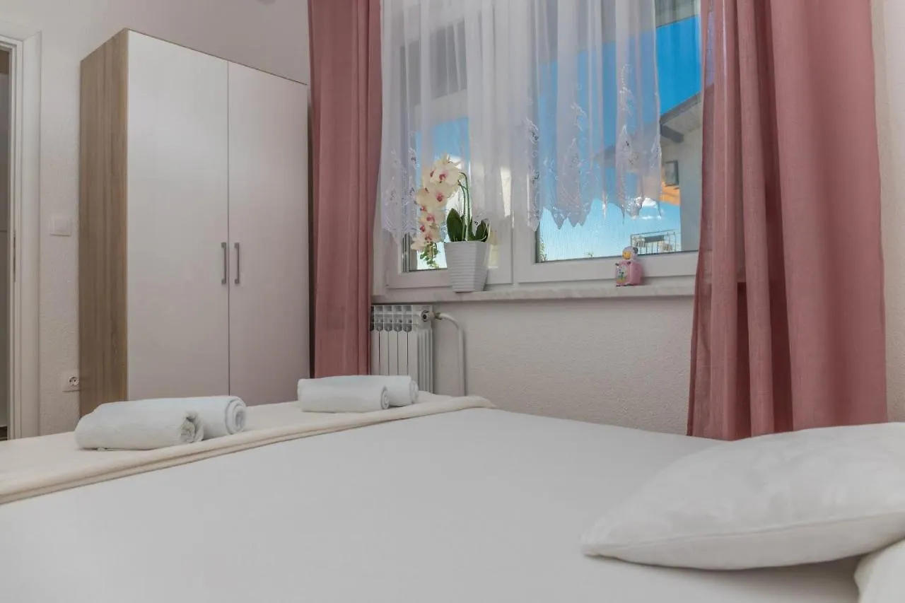 Apartman Crikvenica 30218 - Mira 0*,