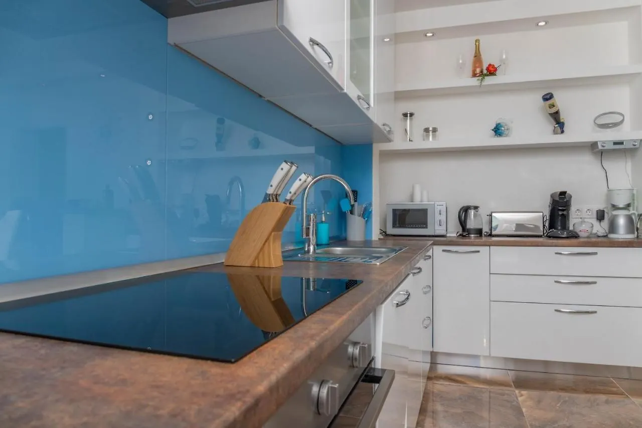 Apartman Crikvenica 30218 - Mira 0*,